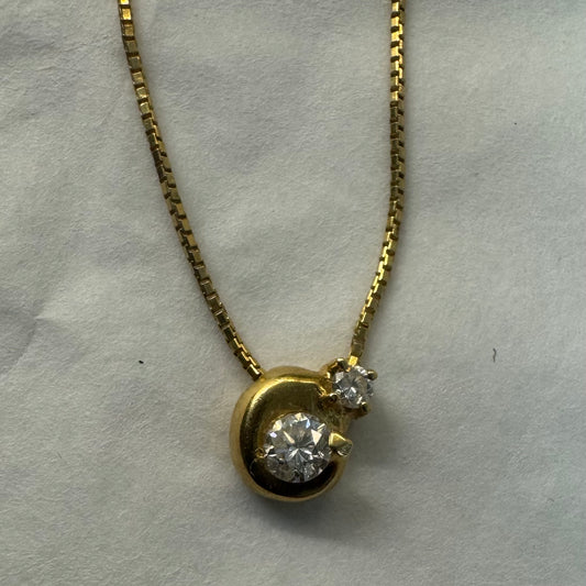 18K gold necklace set with a modern round pendant set with two brilliant-cut Diamonds in different sizes