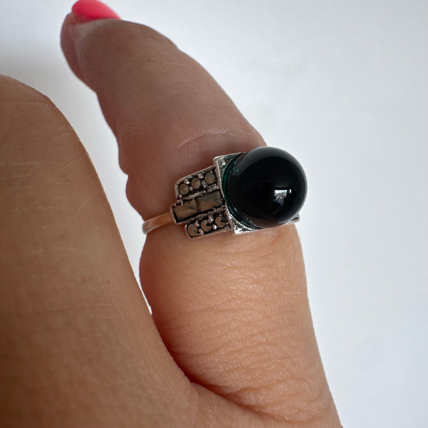 9K gold ring set with a deep green stone