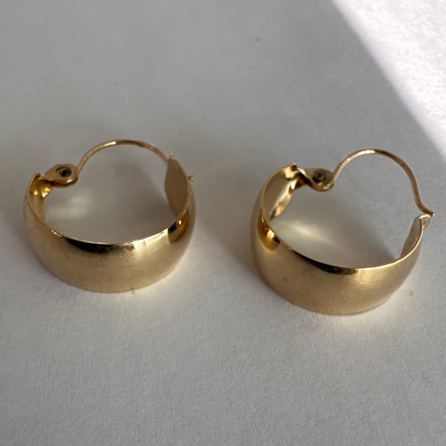 עגילי זהב צהוב 10 קראט חישוקים עבים וקלילים