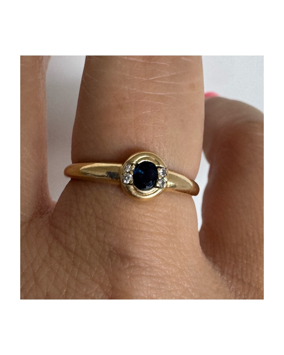 18K gold ring set with a deep blue Sapphire at its center