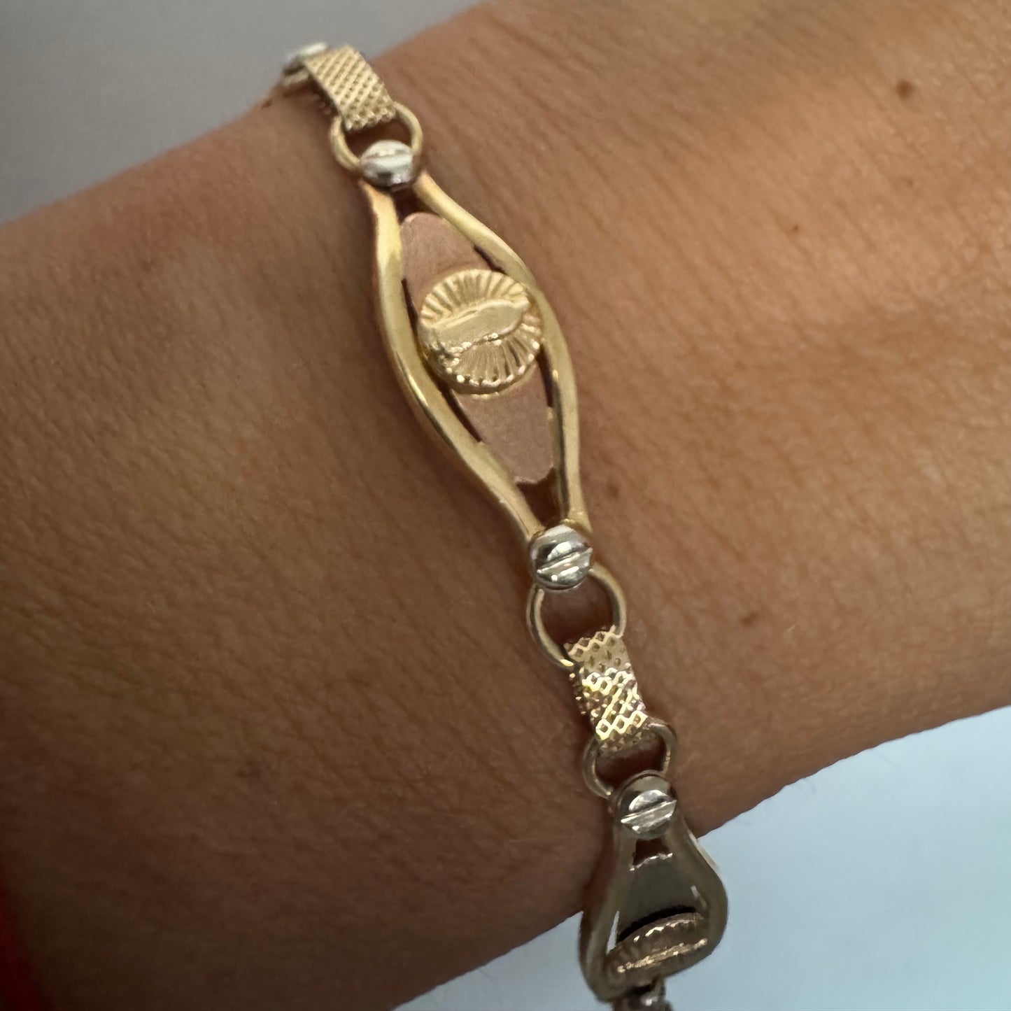 צמיד זהב צהוב 14 קראט עם אלמנט מרכזי בדמות מריה הקדושה, מוקפת קרני אור.