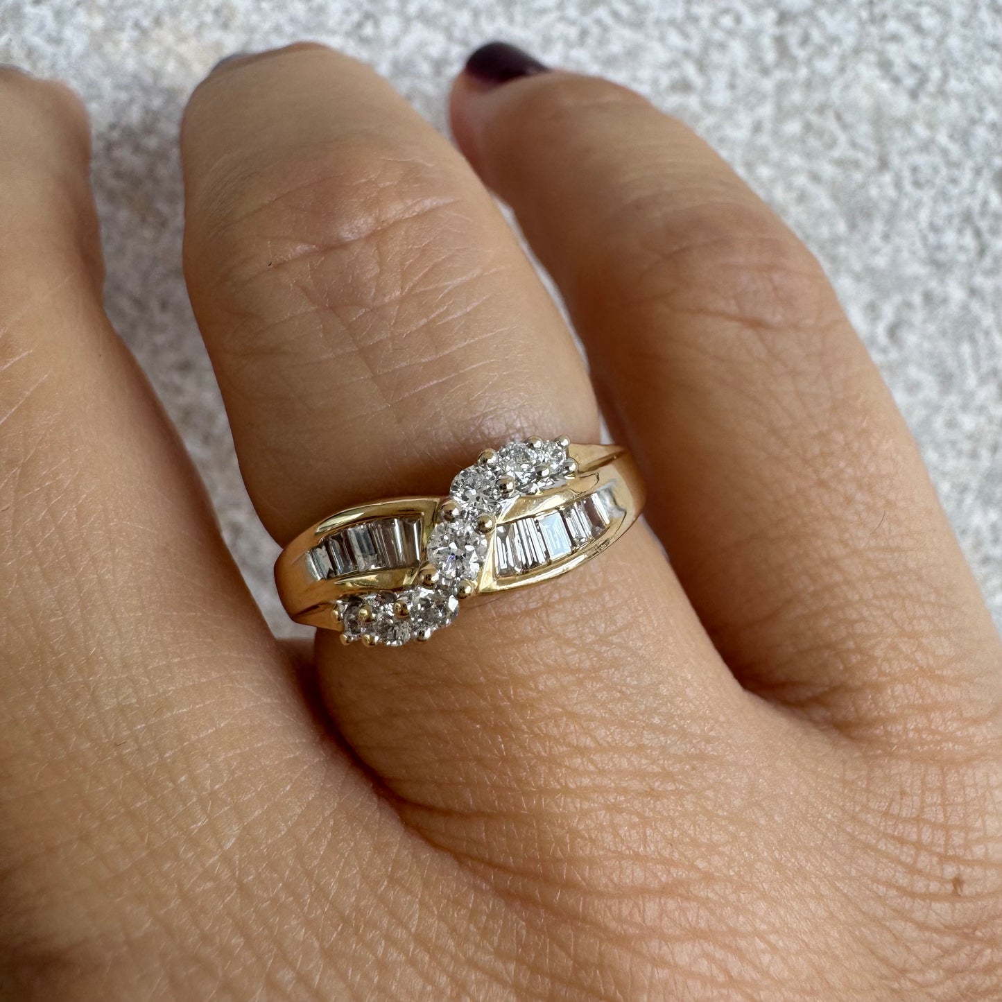 טבעת זהב צהוב 14 קראט משובצת יהלומים בחיתוך באגט ועיגול.