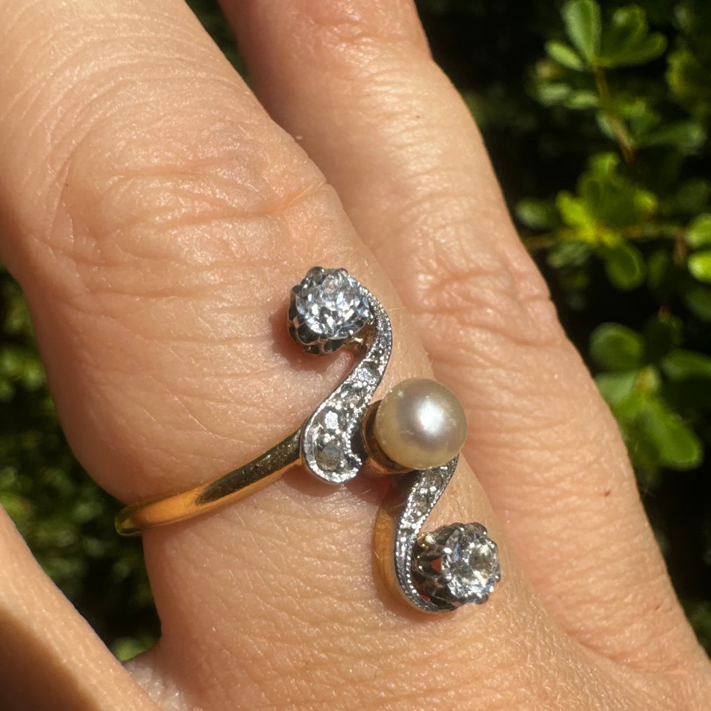 18K gold ring set with Pearl & Diamonds