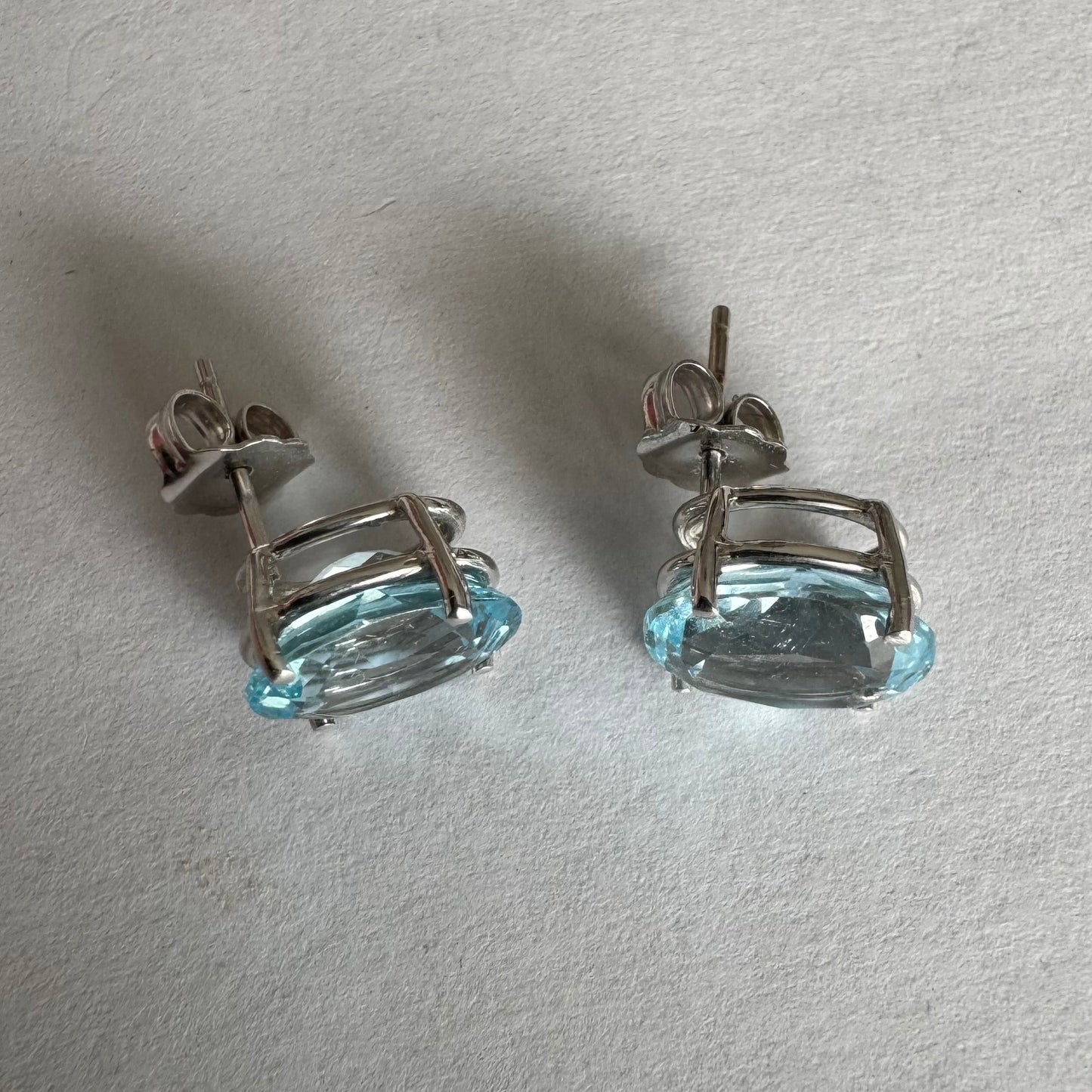 עגילי זהב לבן 14 קראט משובצים אבני אקוומרין אובליות בגוון תכלת-קריסטלי