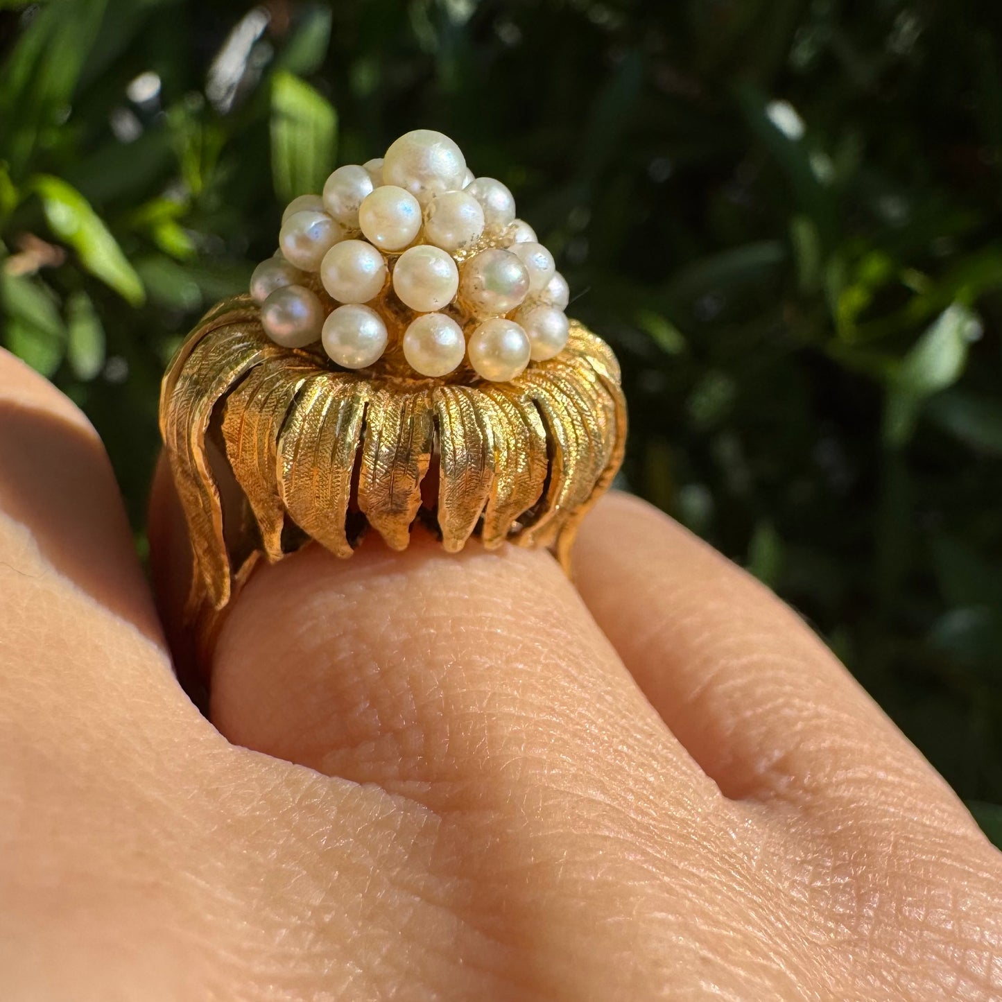 טבעת זהב צהוב 18 קראט, משובצת אשכול פנינים עדינות בעבודת יד מרשימה.