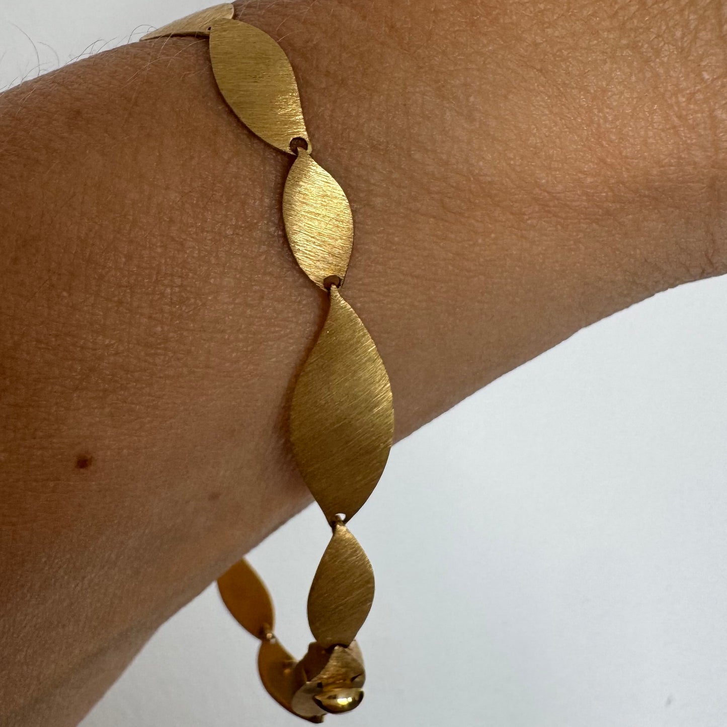 צמיד יוקרתי של המותג H.Stern, עשוי זהב 18 קראט, בעיצוב עלים מחוספסים במראה משי מט. 