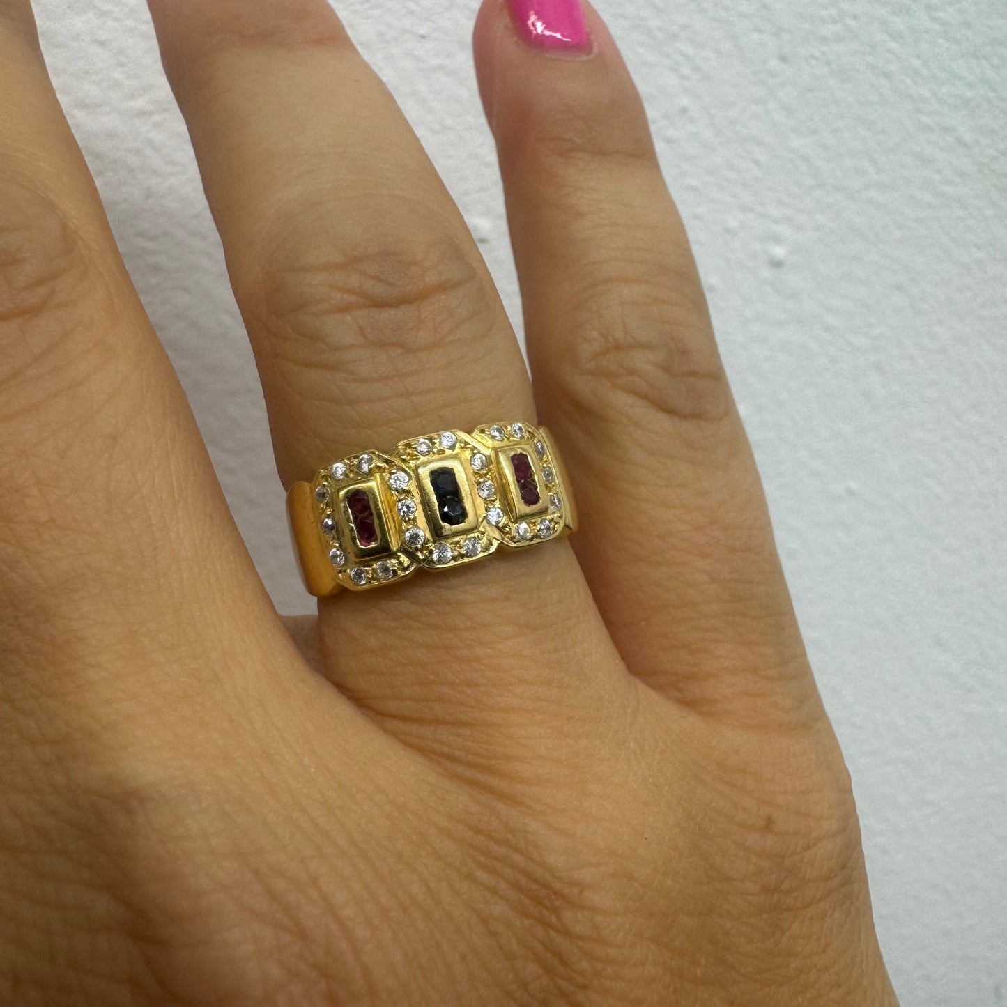 18K gold ring set with Rubies Sapphires, framed by sparkling Diamonds