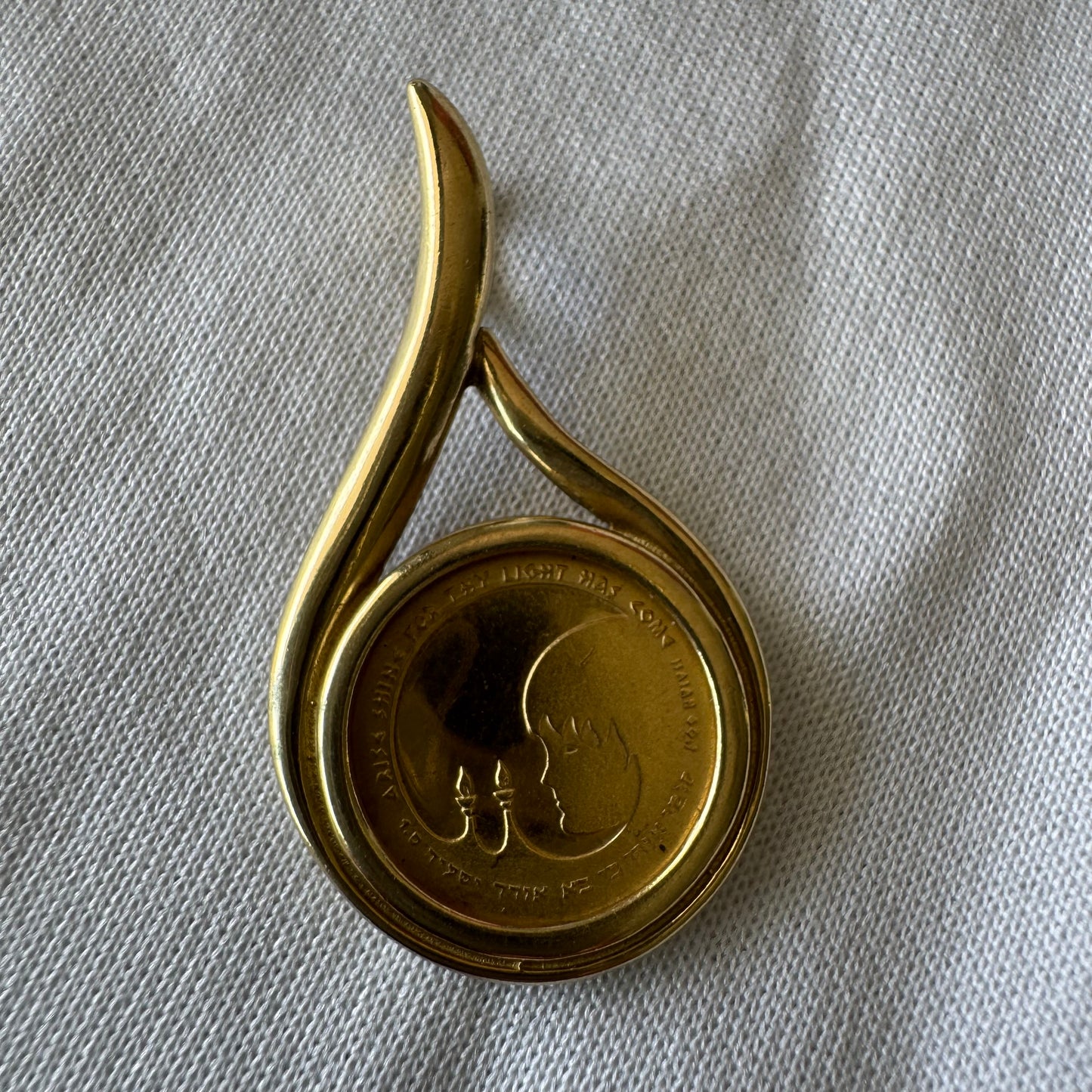 תליון זהב 14 קראט בעיצוב טיפתי ייחודי, משובץ מדלית זהב. 