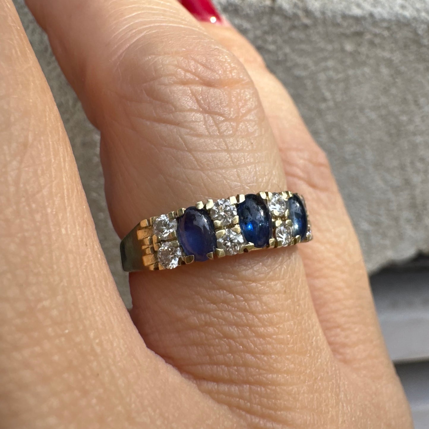 טבעת זהב צהוב 14 קראט משובצת אבני ספיר ויהלומים בשורה אחת