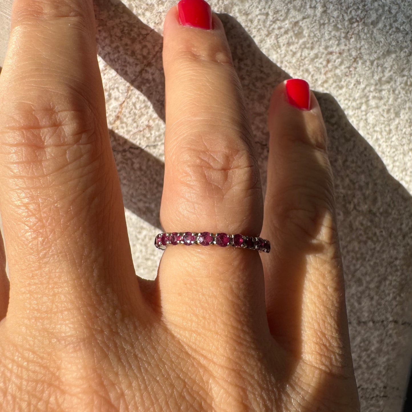 טבעת זהב לבן 14 קראט משובצת אבני רובי לכל האורך