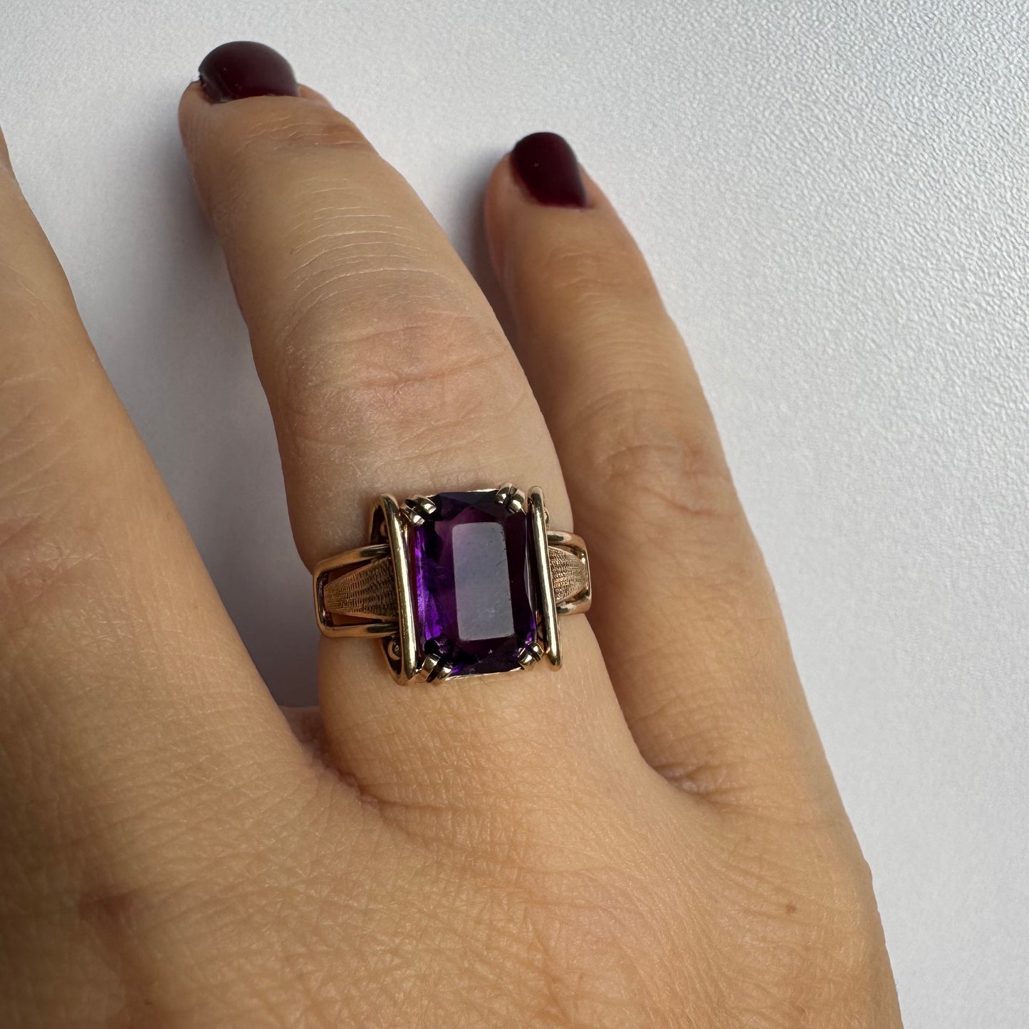 טבעת זהב צהוב 10 קראט משובצת אבן אמטיסט מלבנית