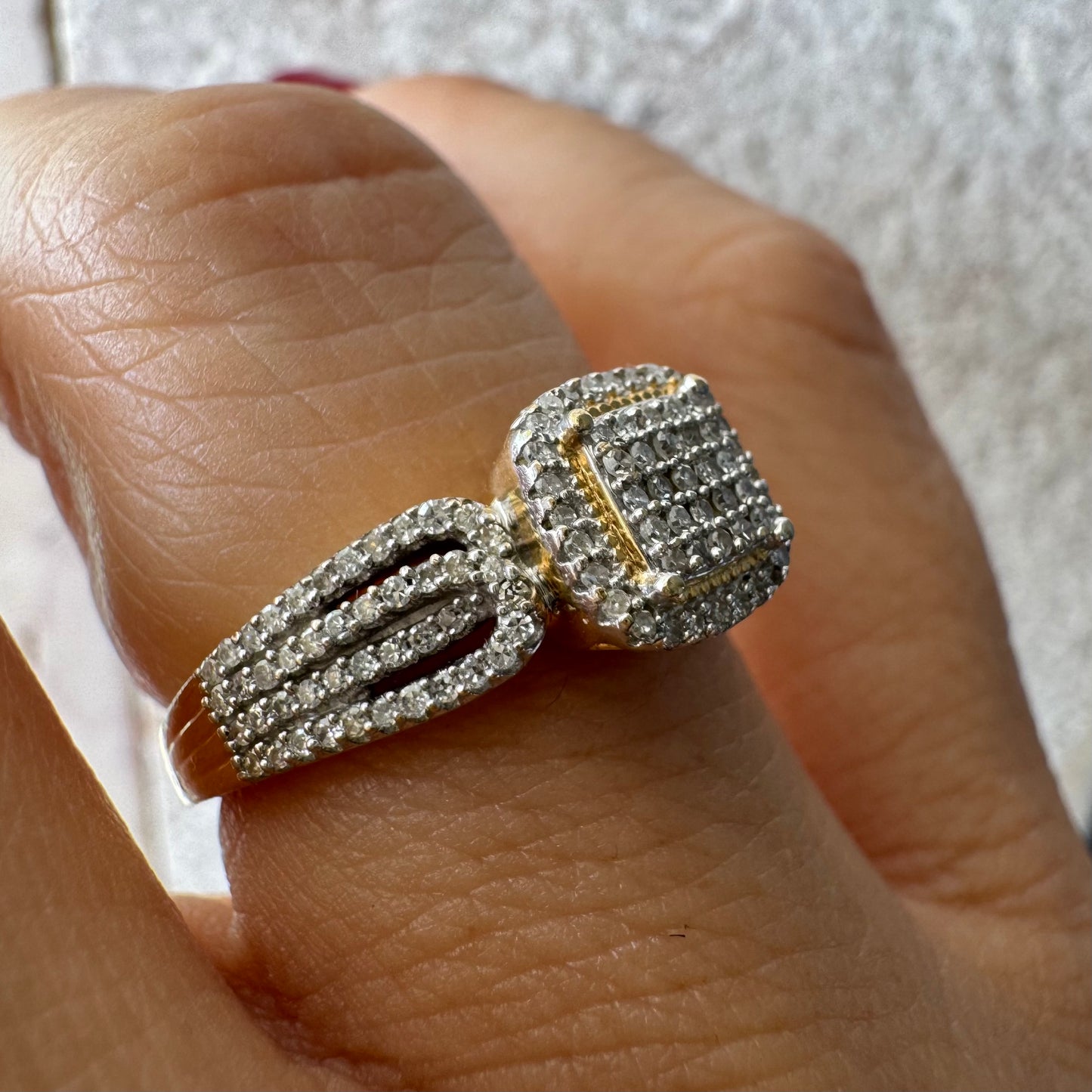 טבעת זהב 14 קראט בעיצוב עדין, משובצת יהלומים קטנים בעבודת פאווה שמעניקה ברק צפוף ומרשים. 