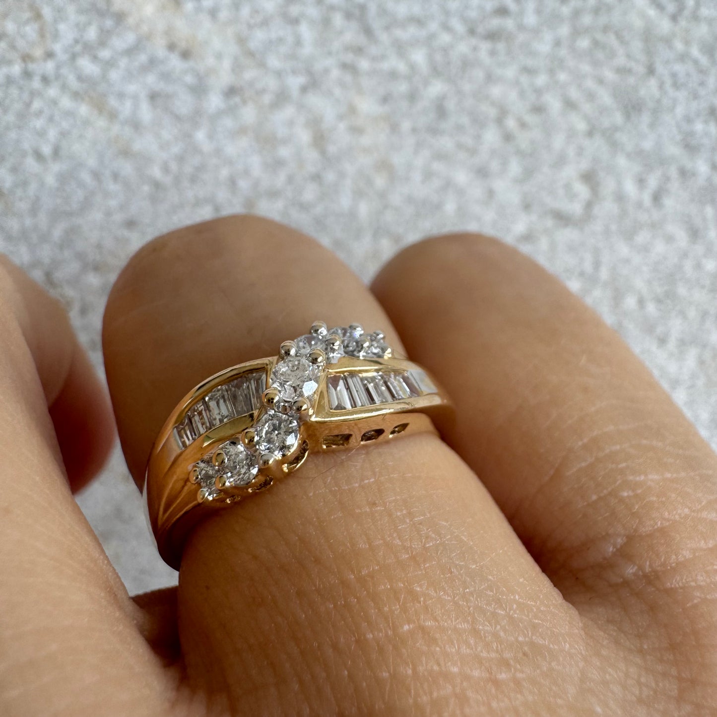 טבעת זהב צהוב 14 קראט משובצת יהלומים בחיתוך באגט ועיגול.