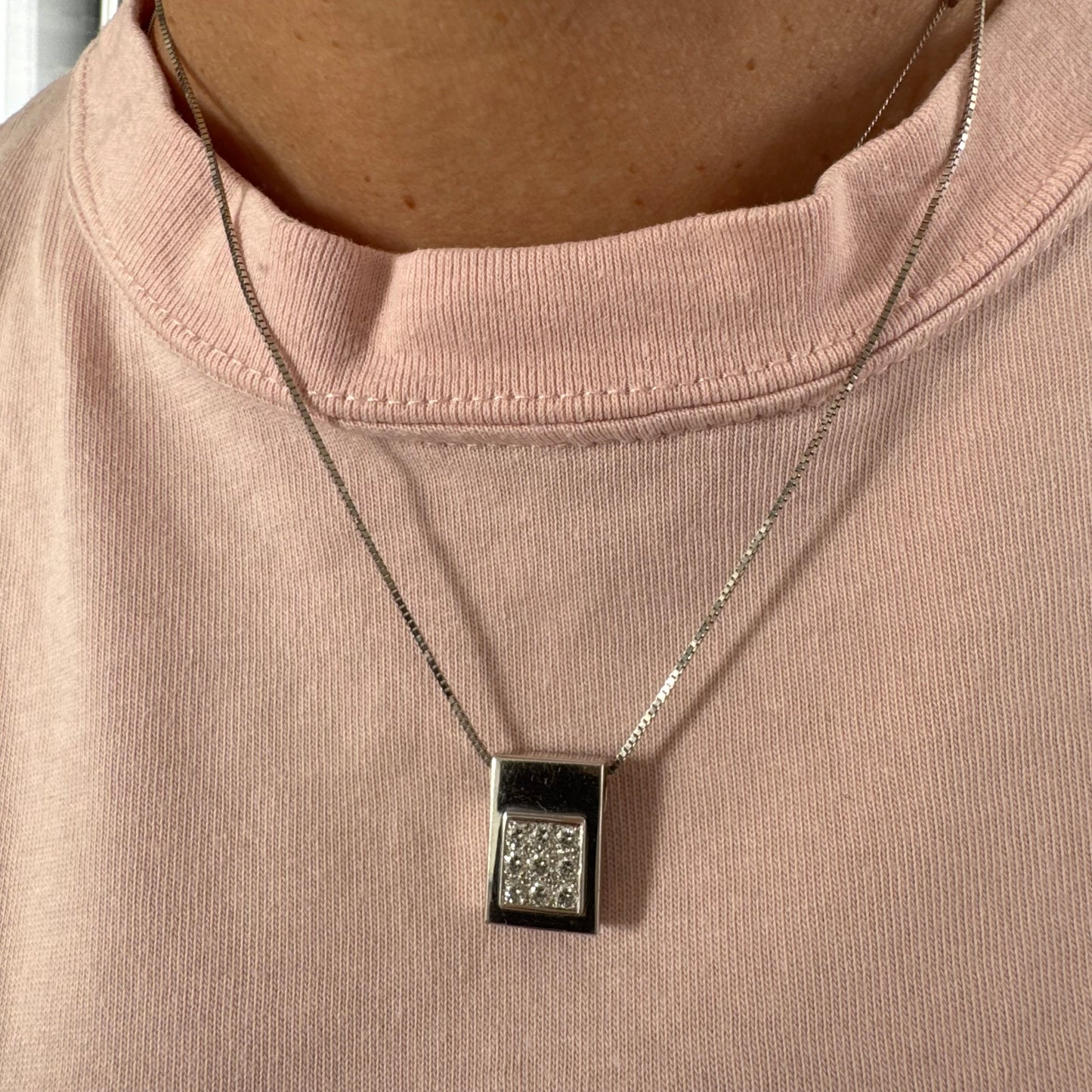 תליון זהב לבן 18 קראט משובץ יהלומים בחיתוך עגול, בשיבוץ צפוף ומדויק היוצר מראה אלגנטי ונקי. 