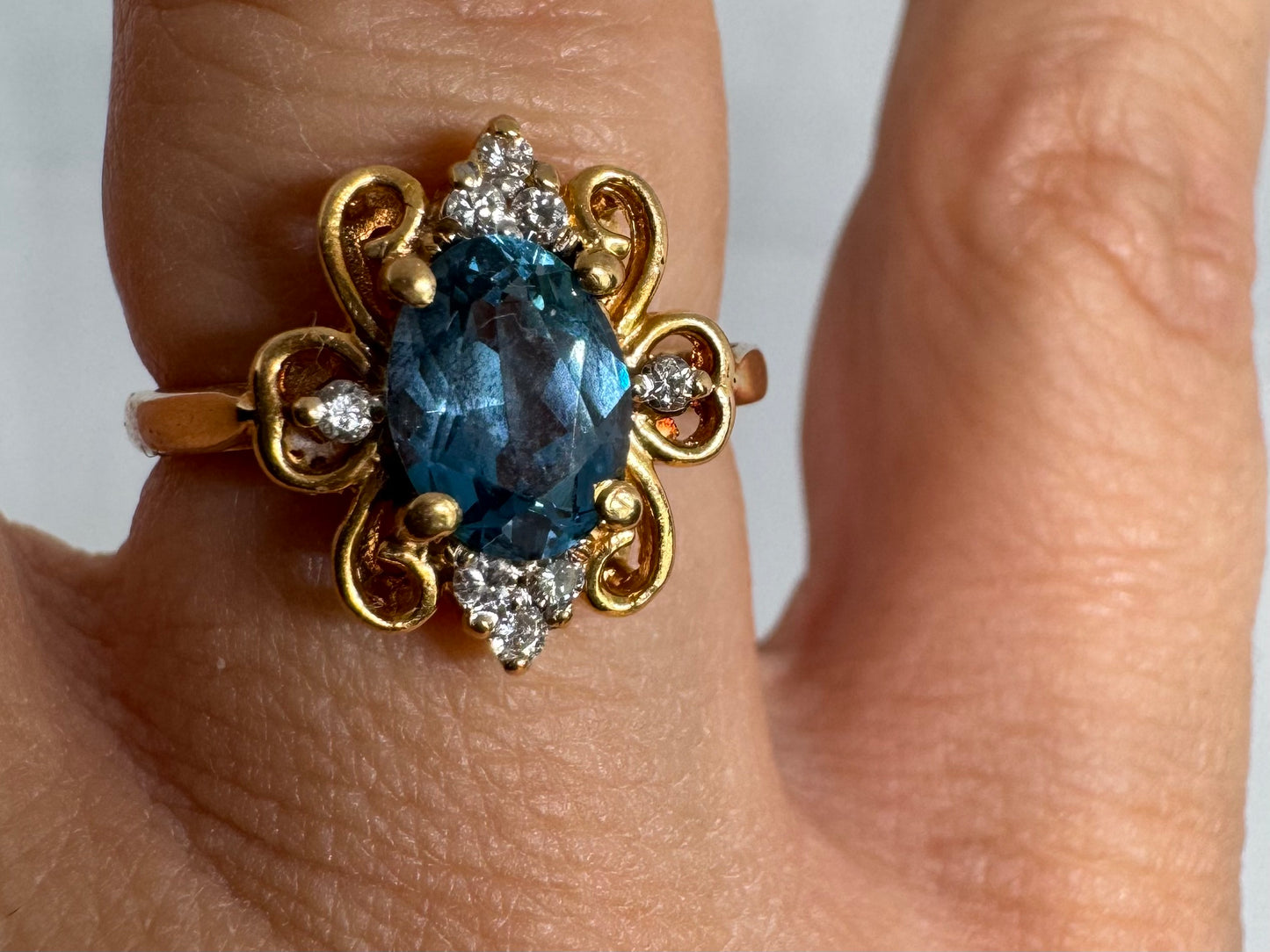 18K gold ring set with Blue Topaz & Diamonds