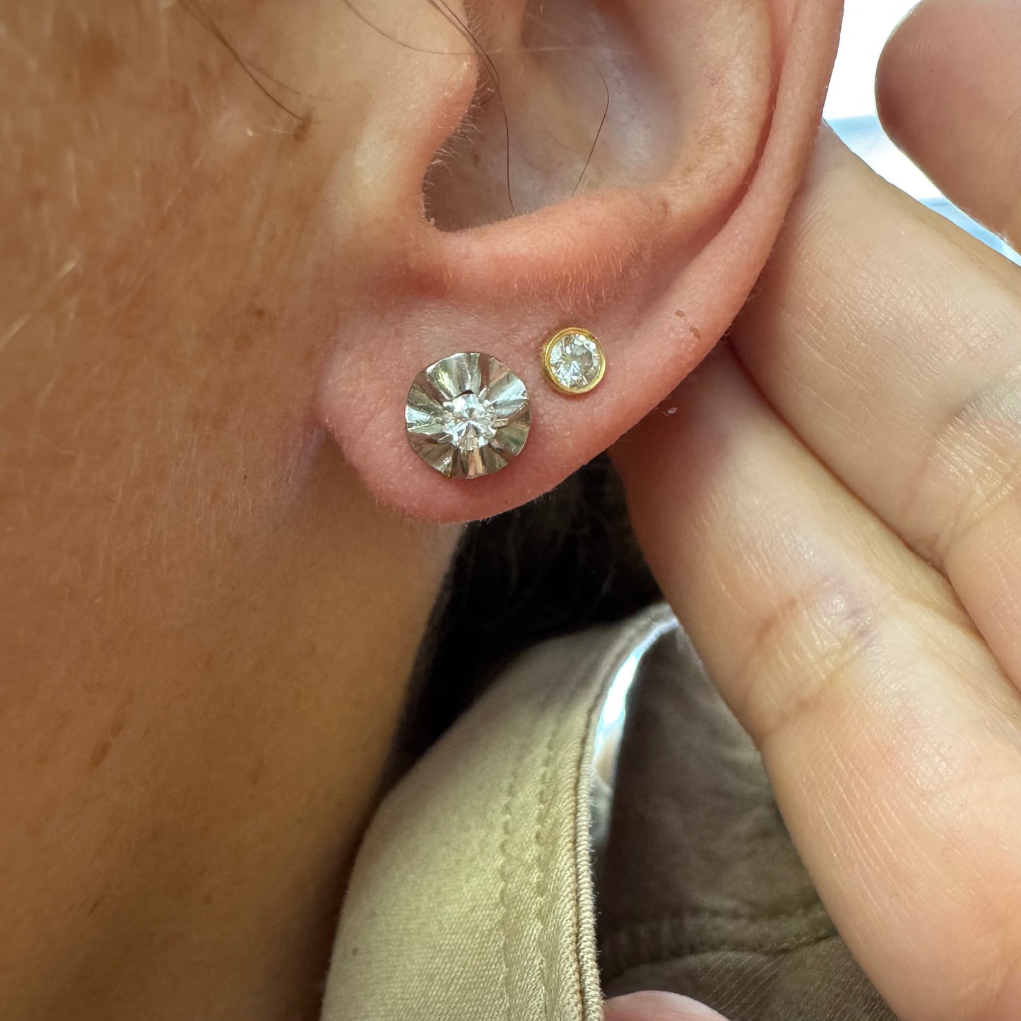 עגילי זהב 14K משובצים ביהלום מרכזי אחד