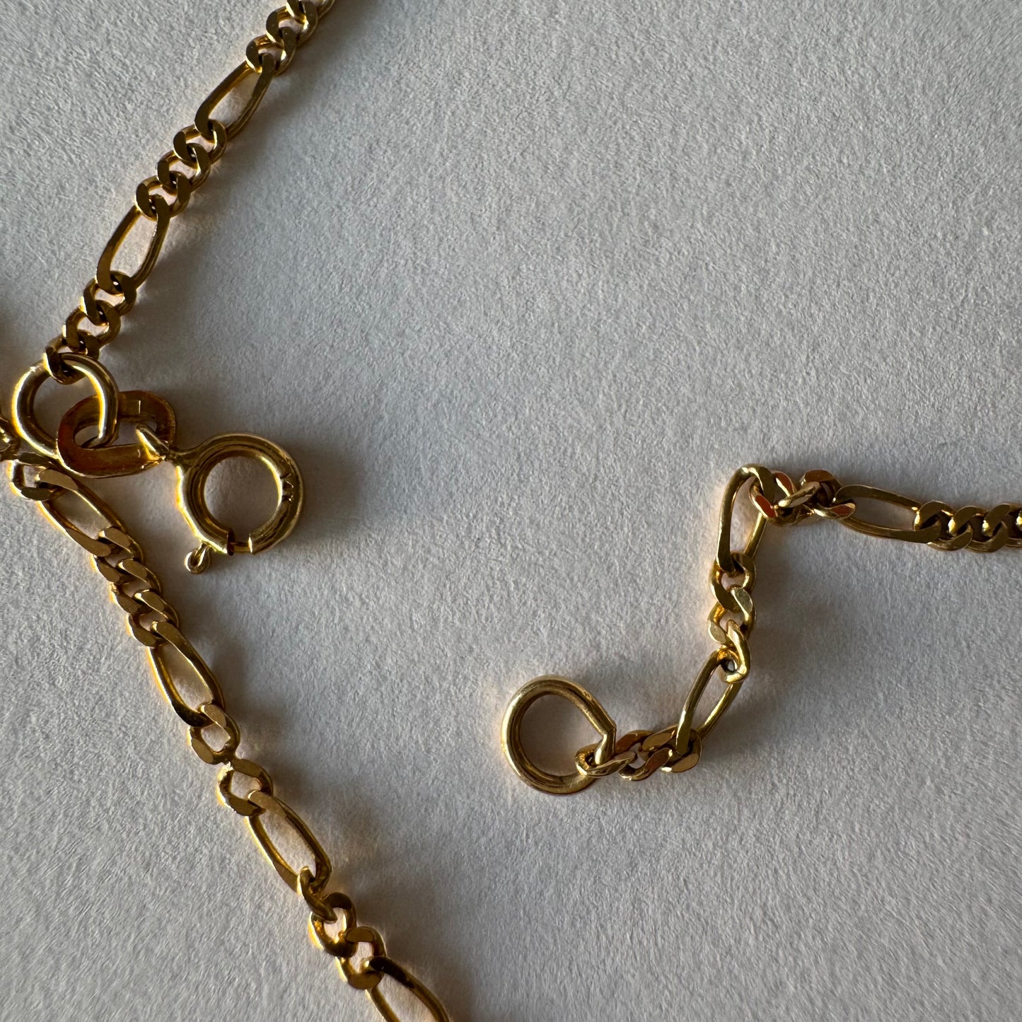 שרשרת זהב צהוב 14 קראט בעיצוב חוליות דקות ומוארכות עם טוויסט עדין שנותן לה מראה אלגנטי ונקי.