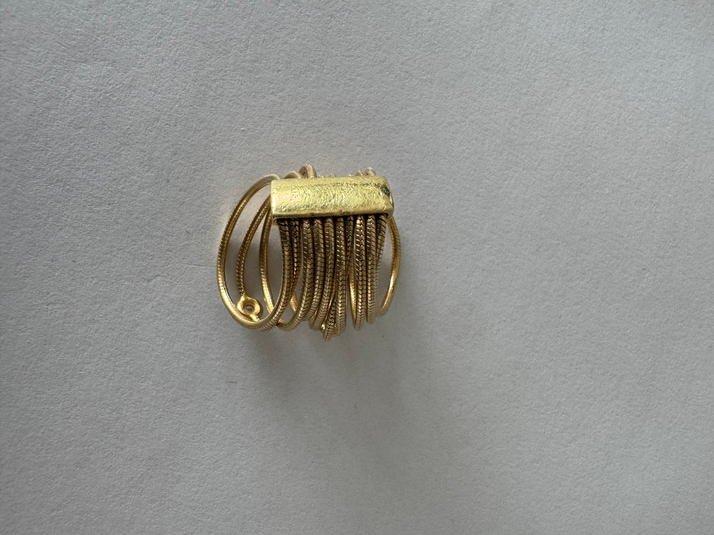 טבעת זהב צהוב 18 קראט של המותג H. Stern משובצת יהלומים בעיצוב רב־ליפופים אלגנטי 