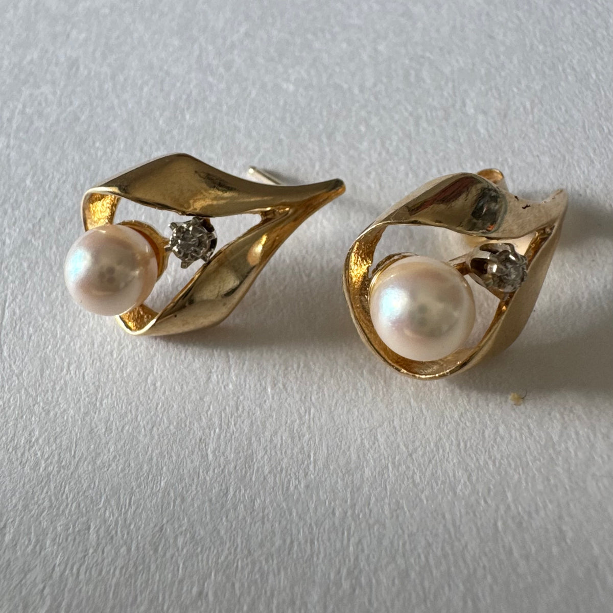 14K gold earrings set with Pearls and sparkling Diamonds
