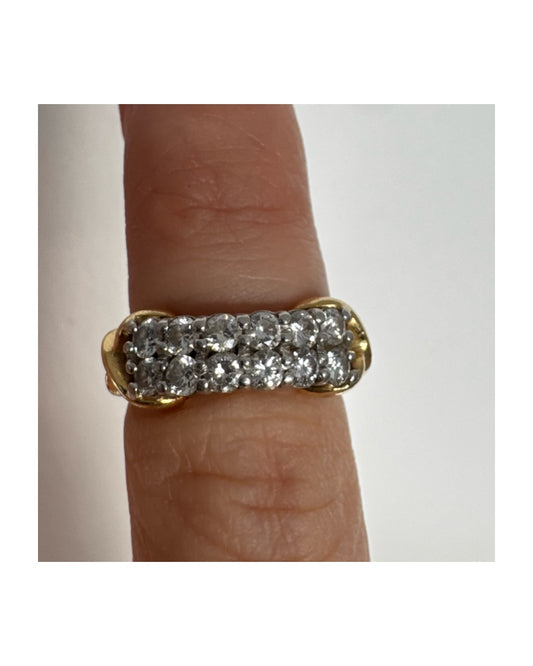 טבעת זהב צהוב 18 קראט משובצת יהלומים עגולים בשתי שורות צפופות, במבנה מלבני מעוגל.