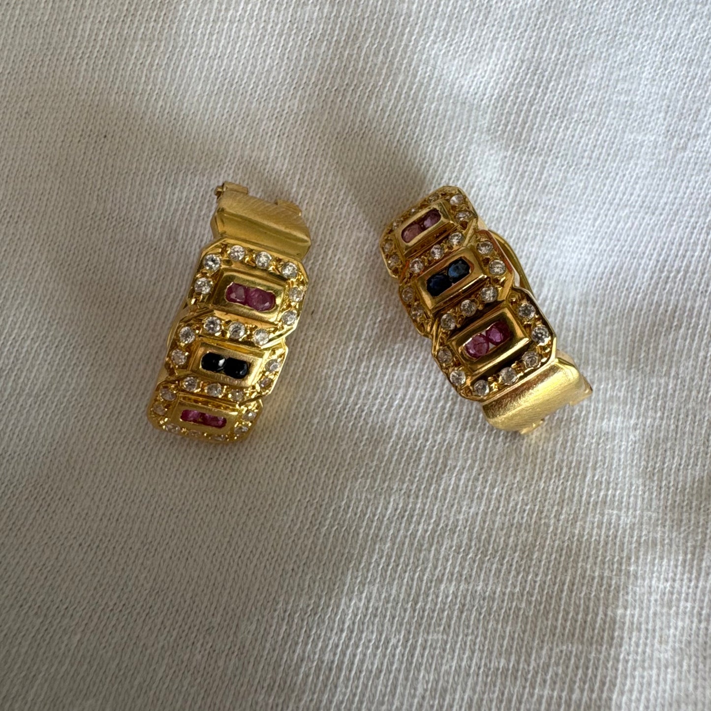 עגילי זהב צהוב 18 קראט משובצים אבני רובי, ספיר ויהלומים בעיצוב גאומטרי עשיר. 