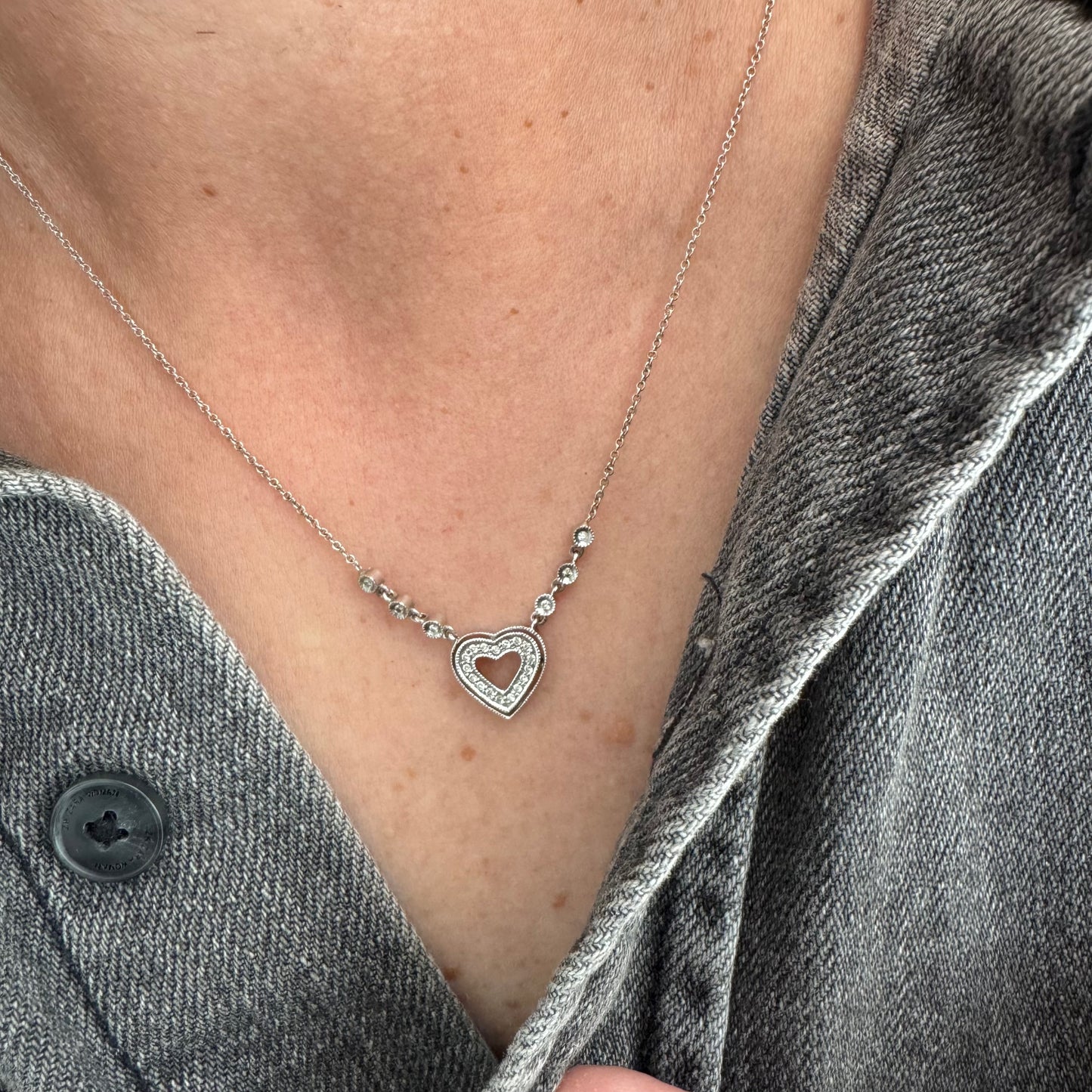 שרשרת זהב לבן 14 קראט משובצת יהלומים, בעיצוב לב עדין ומלא רומנטיקה.