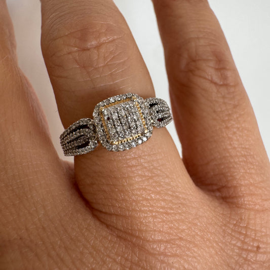 טבעת זהב 14 קראט בעיצוב מלבני משובץ יהלומים קטנים, עם מסגרת כפולה שיוצרת מראה עשיר ומנצנץ. 