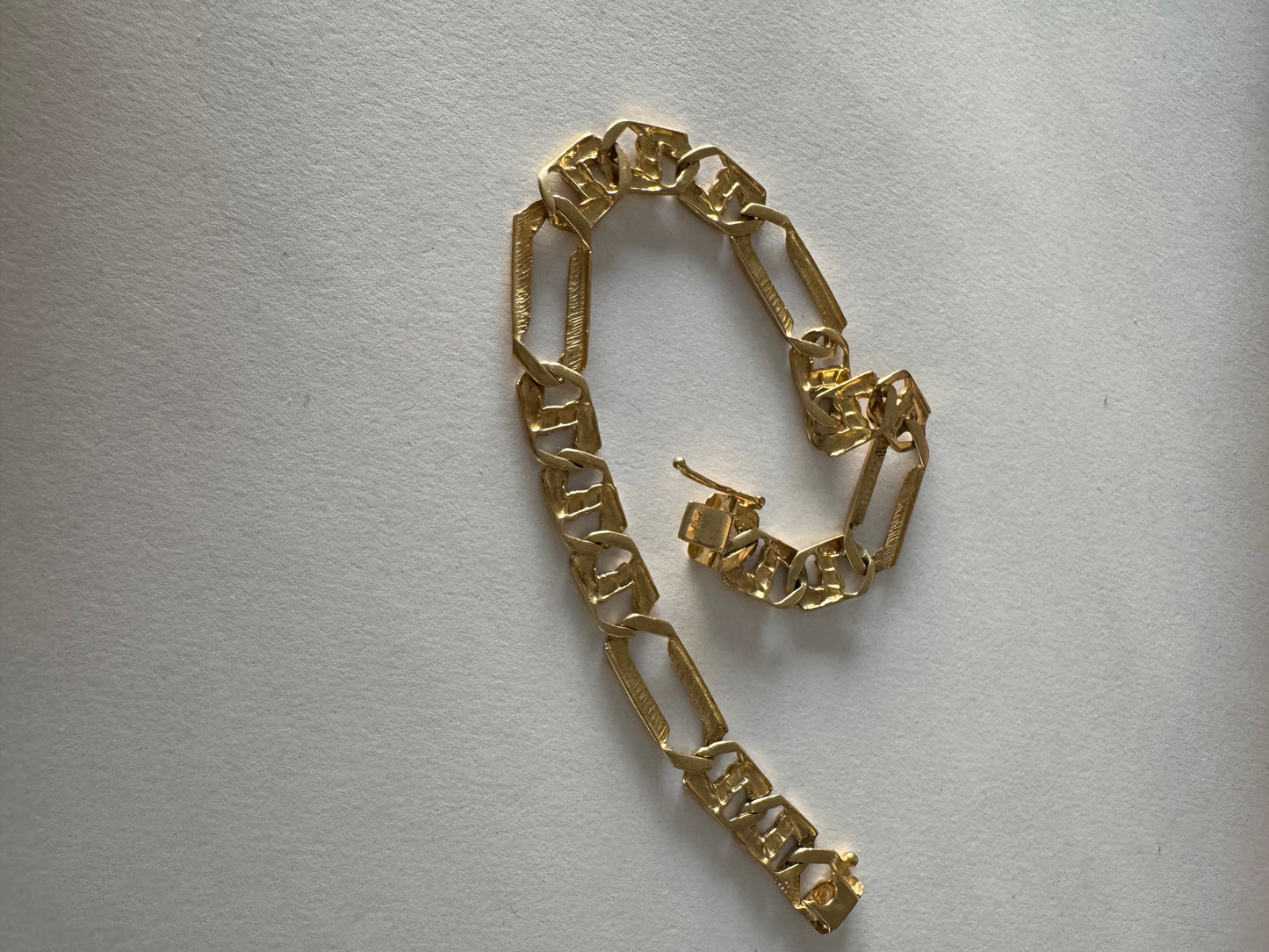 צמיד זהב צהוב 14 קראט בעיצוב חוליות מודרני ומיוחד.