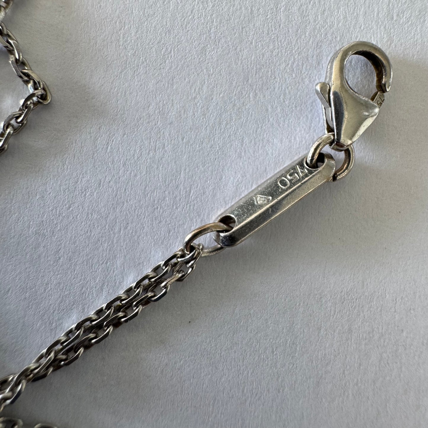 שרשרת כפולה זהב לבן 18 קראט מבית Chopard, בעיצוב עדין ואלגנטי עם נוכחות שקטה אך יוקרתית.