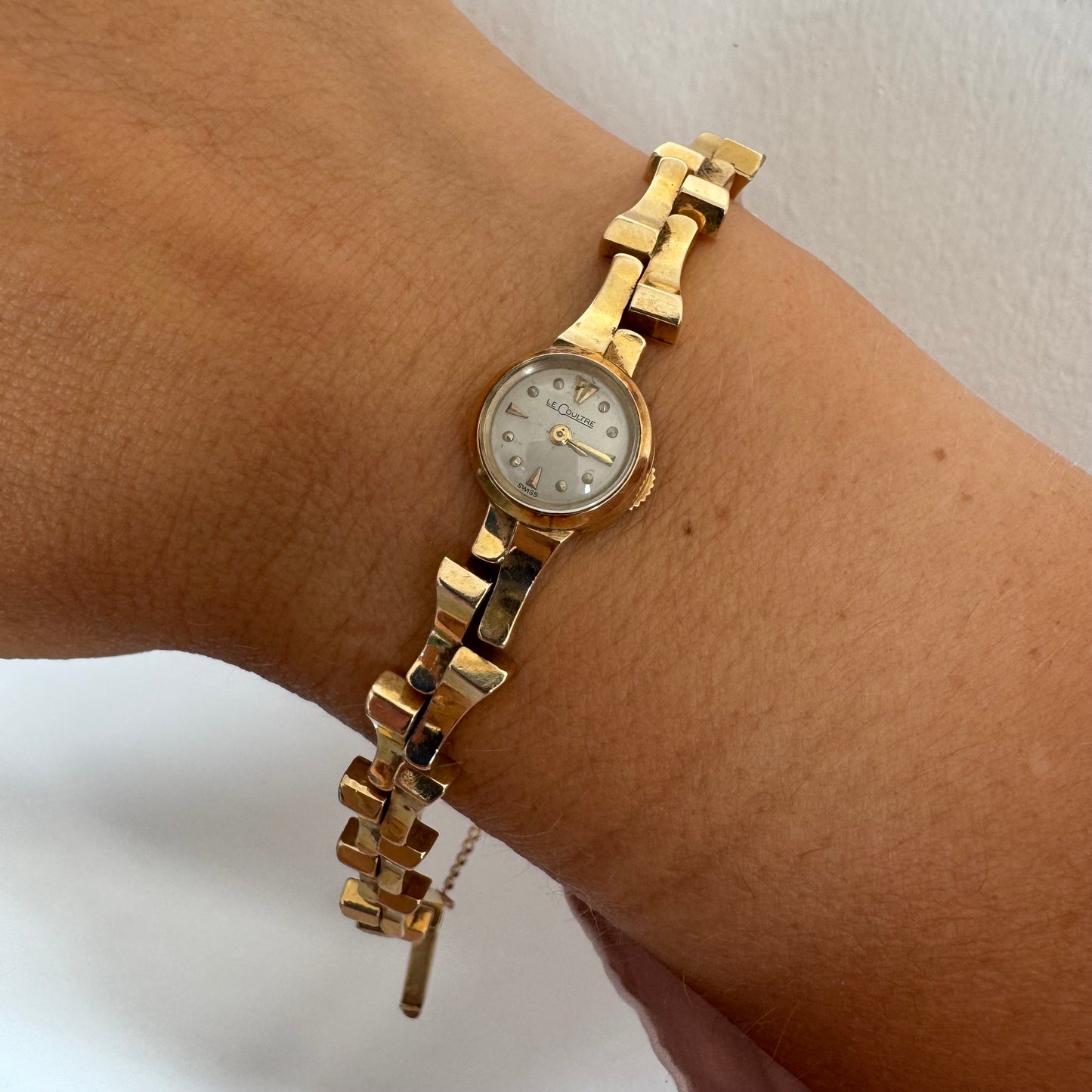 שעון נשים של Jaeger-LeCoultre מזהב 18 קראט, בעל צמיד אינטגרלי בעיצוב פיסולי ולוח מחוגים מינימליסטי ואלגנטי.