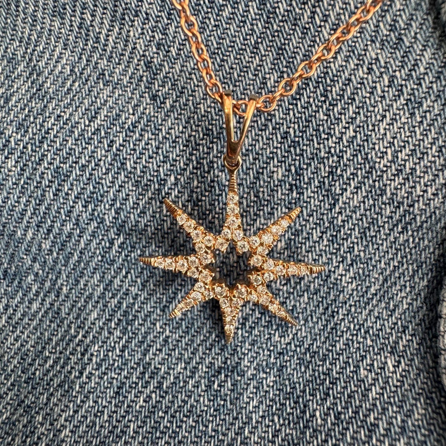 שרשרת זהב 14 קראט עם תליון בצורת כוכב משובץ יהלומים.