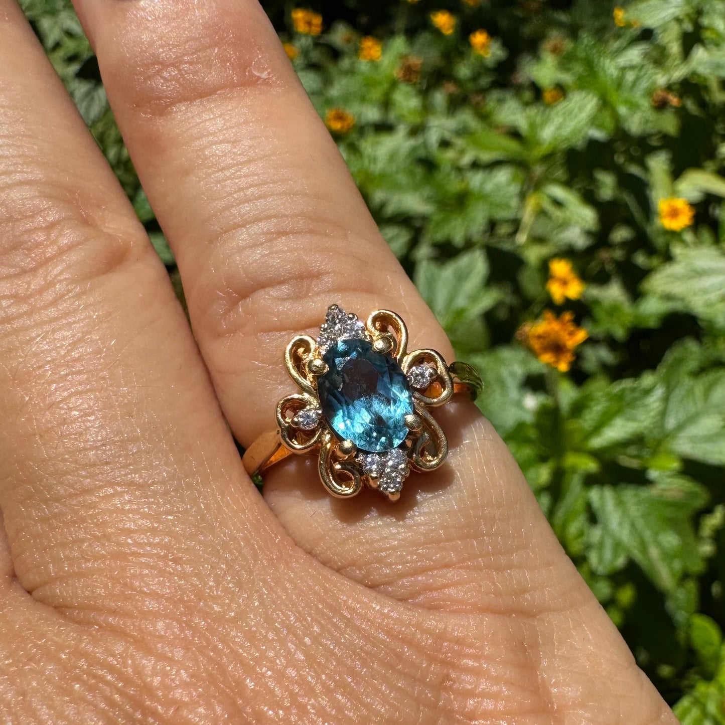 18K gold ring set with Blue Topaz & Diamonds