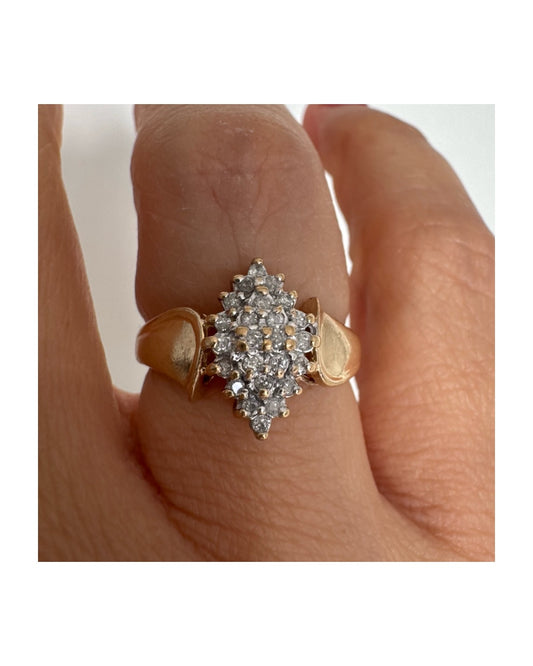 טבעת זהב צהוב 10 קראט משובצת יהלומים, בעיצוב מרקיזה אלגנטי ומלא נוכחות.