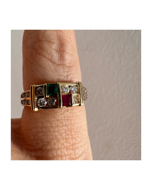 טבעת זהב צהוב 18 קראט בעיצוב גאומטרי מדורג, משובצת יהלומים עגולים לצד אבני אמרלד ורובי בחיתוך מלבני.