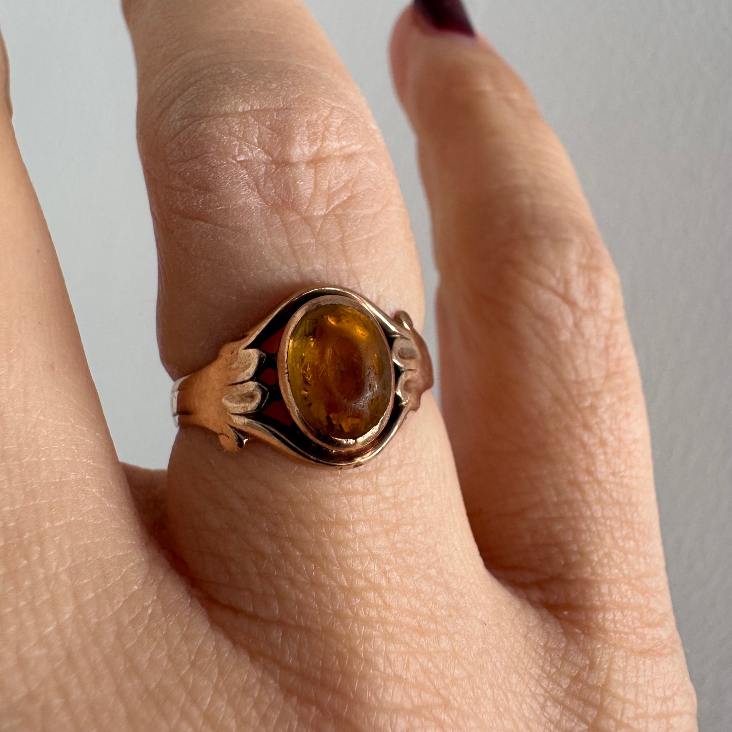 טבעת זהב צהוב 10 קראט משובצת אבן סיטרין בחיתוך קבושון אובלית בגוון דבש עמוק, עם שקיפות טבעית וברק חמים