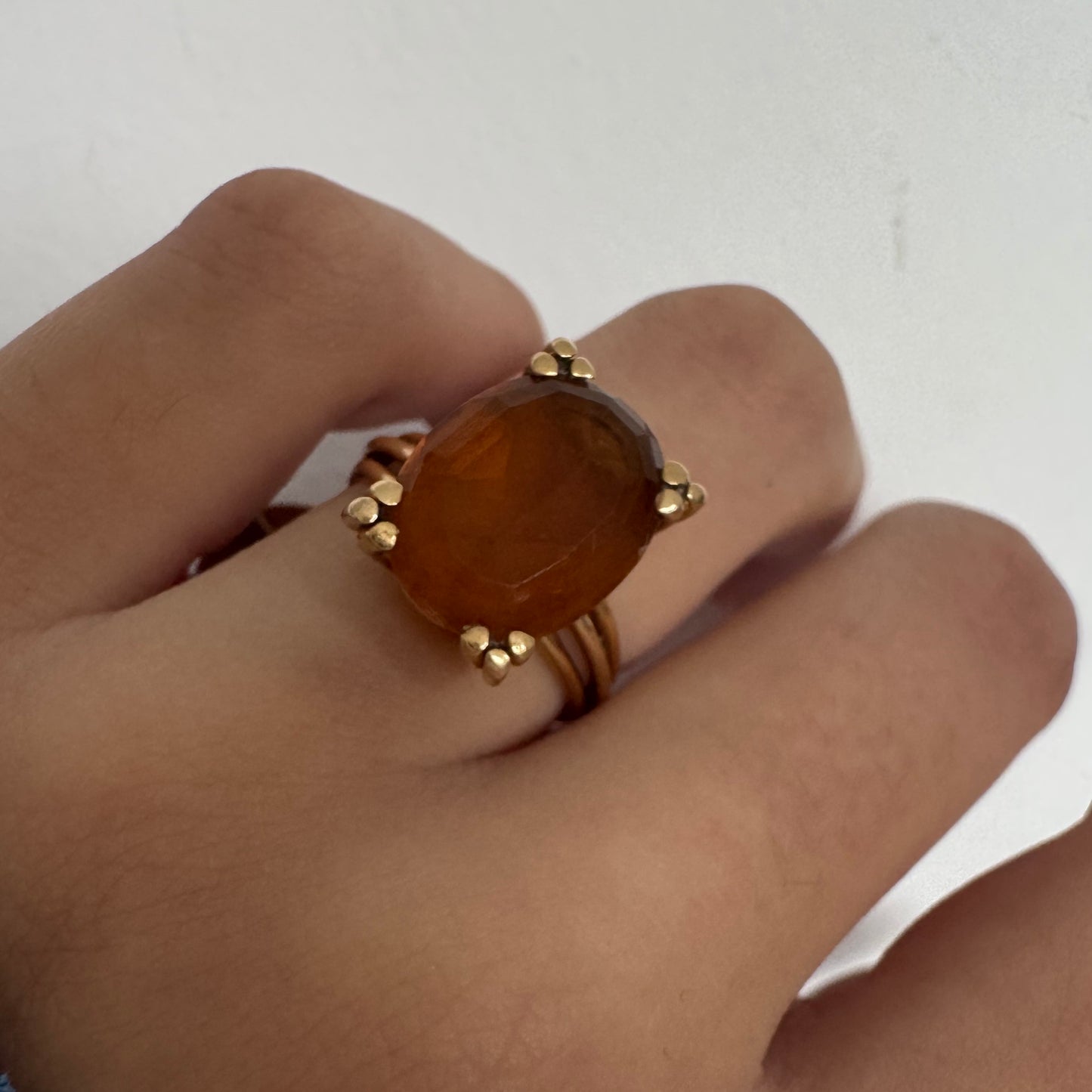 18K gold ring set with a warm-toned Citrine gemstone