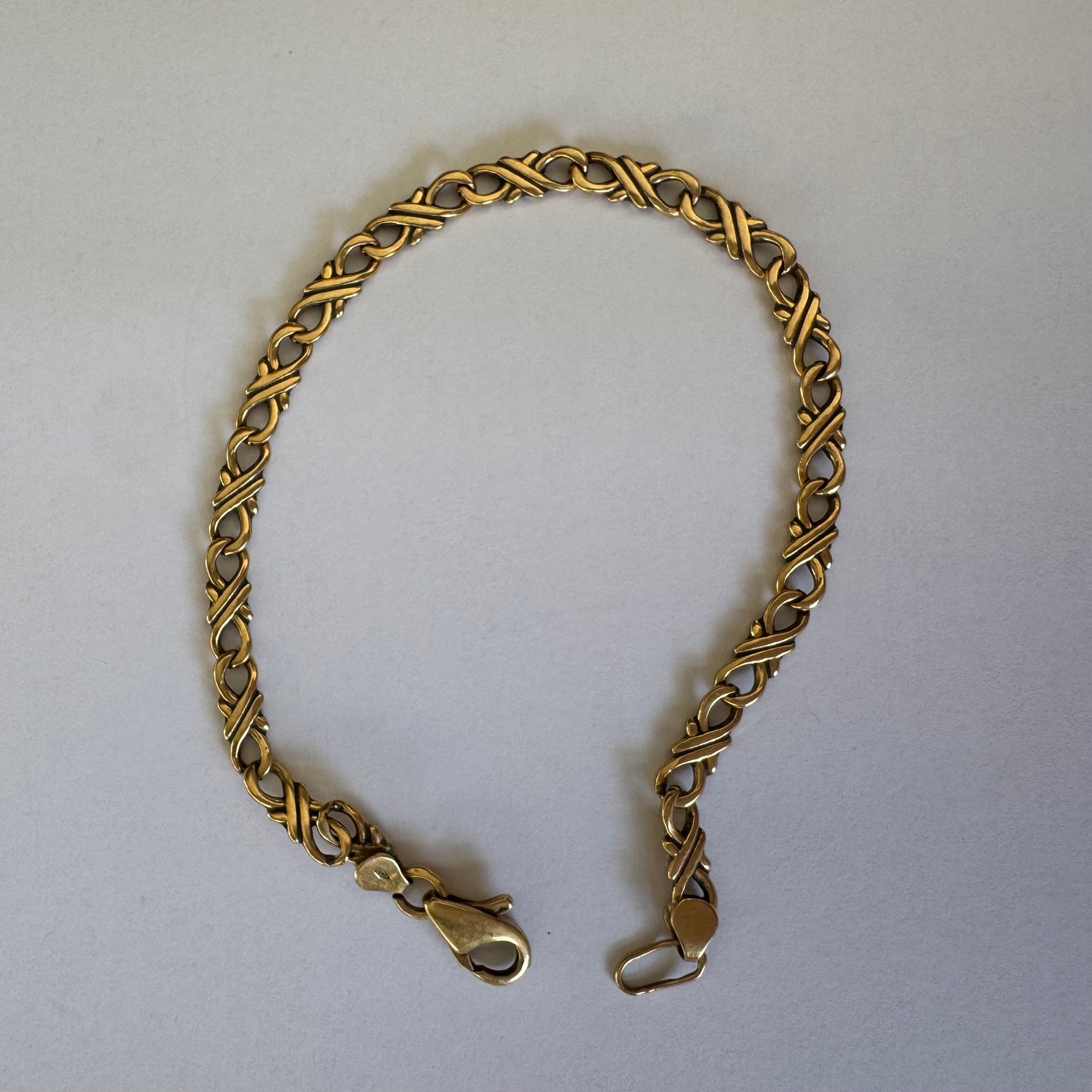 צמיד זהב 14 קראט, בעיצוב חוליות עדין ומסולסל.