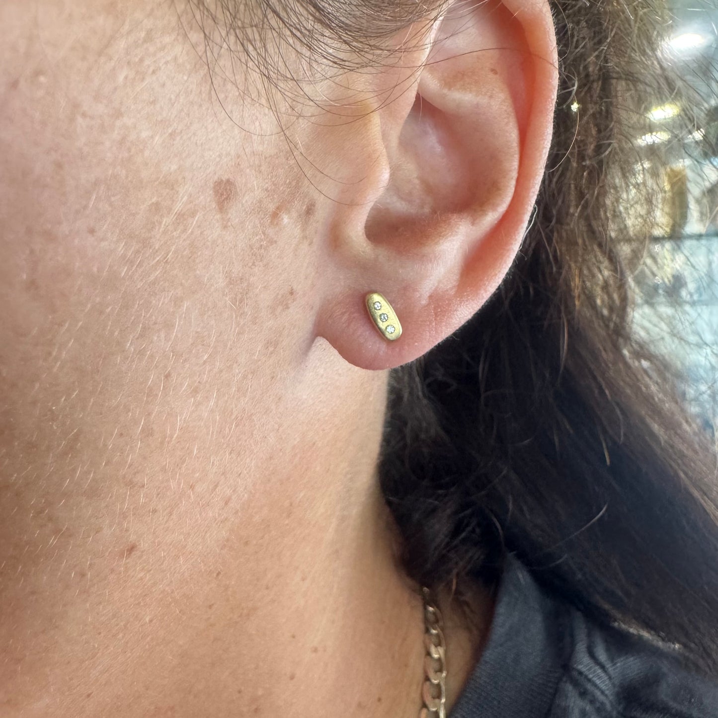 18K gold stud earrings set with 3 Diamonds