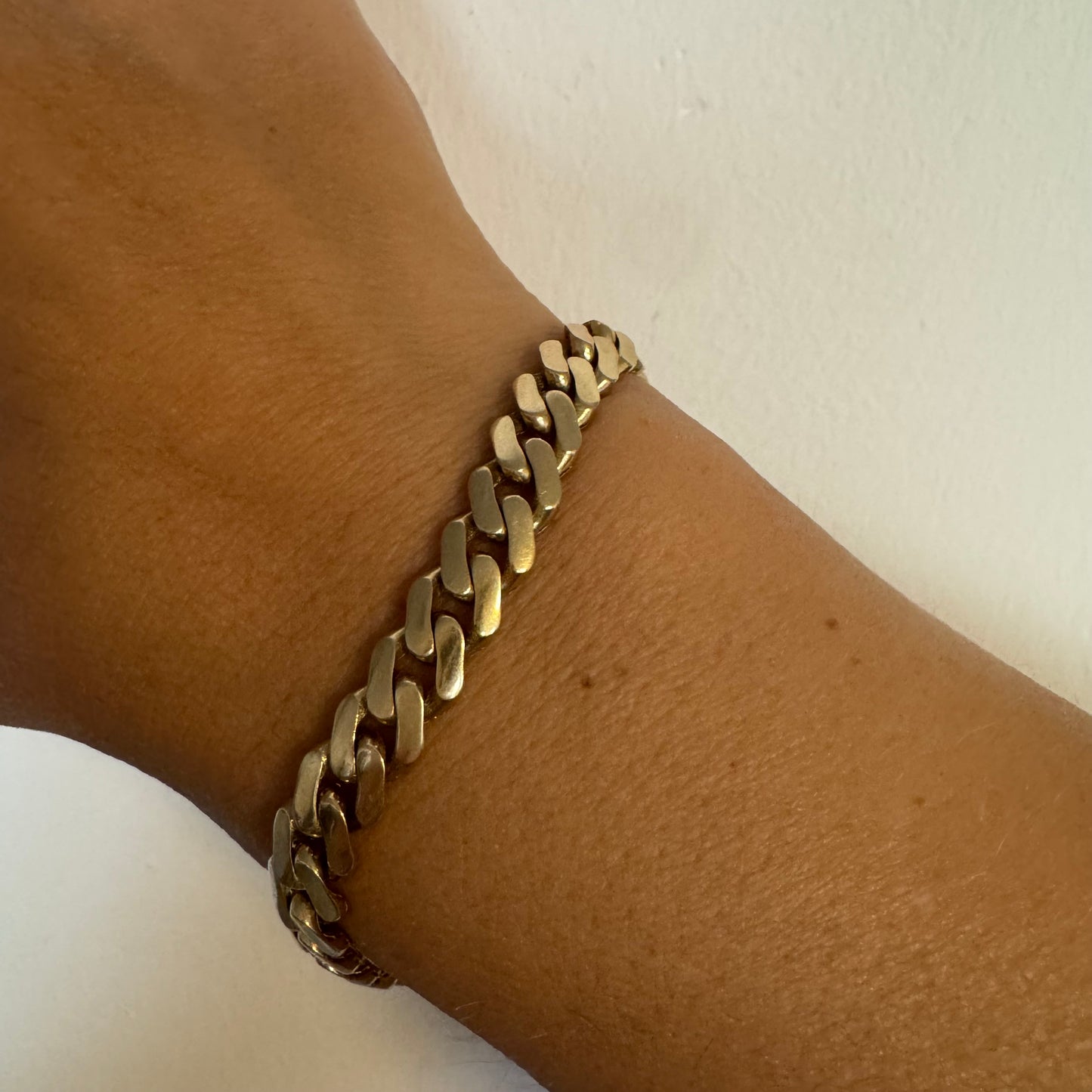 צמיד גורמט מזהב צהוב 14 קראט בעיצוב קלאסי ועל־זמני עם אבזם נוח ובטיחותי הנושא חתימת המותג.