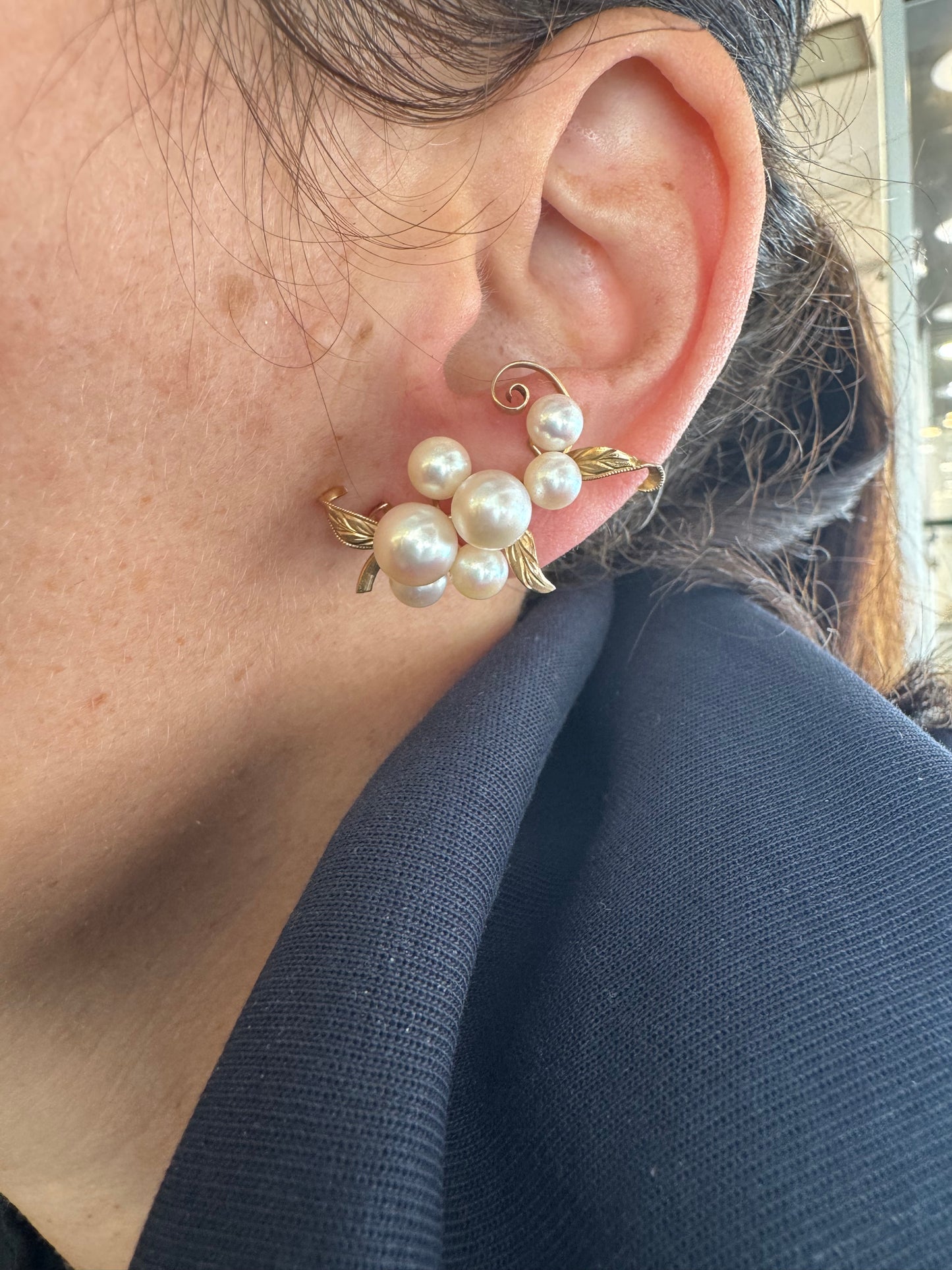 עגילי קליפס זהב 14 קראט, משובצים אשכול פנינים בגווני לבן-קרם.