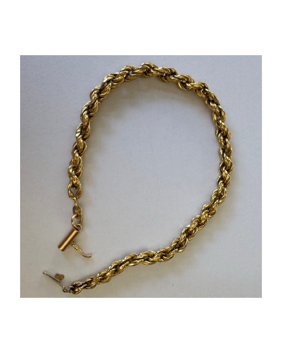צמיד זהב 14 קראט בעבודת שרשרת חבל (Rope chain), בעיצוב קלאסי ועל־זמני. 