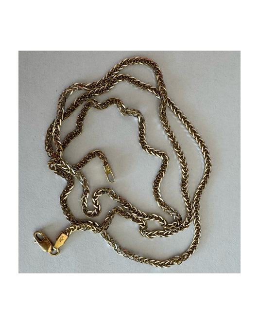 שרשרת זהב צהוב 14 קראט בעיצוב חוליות קלועות היוצרות מראה עשיר ומלא ברק.