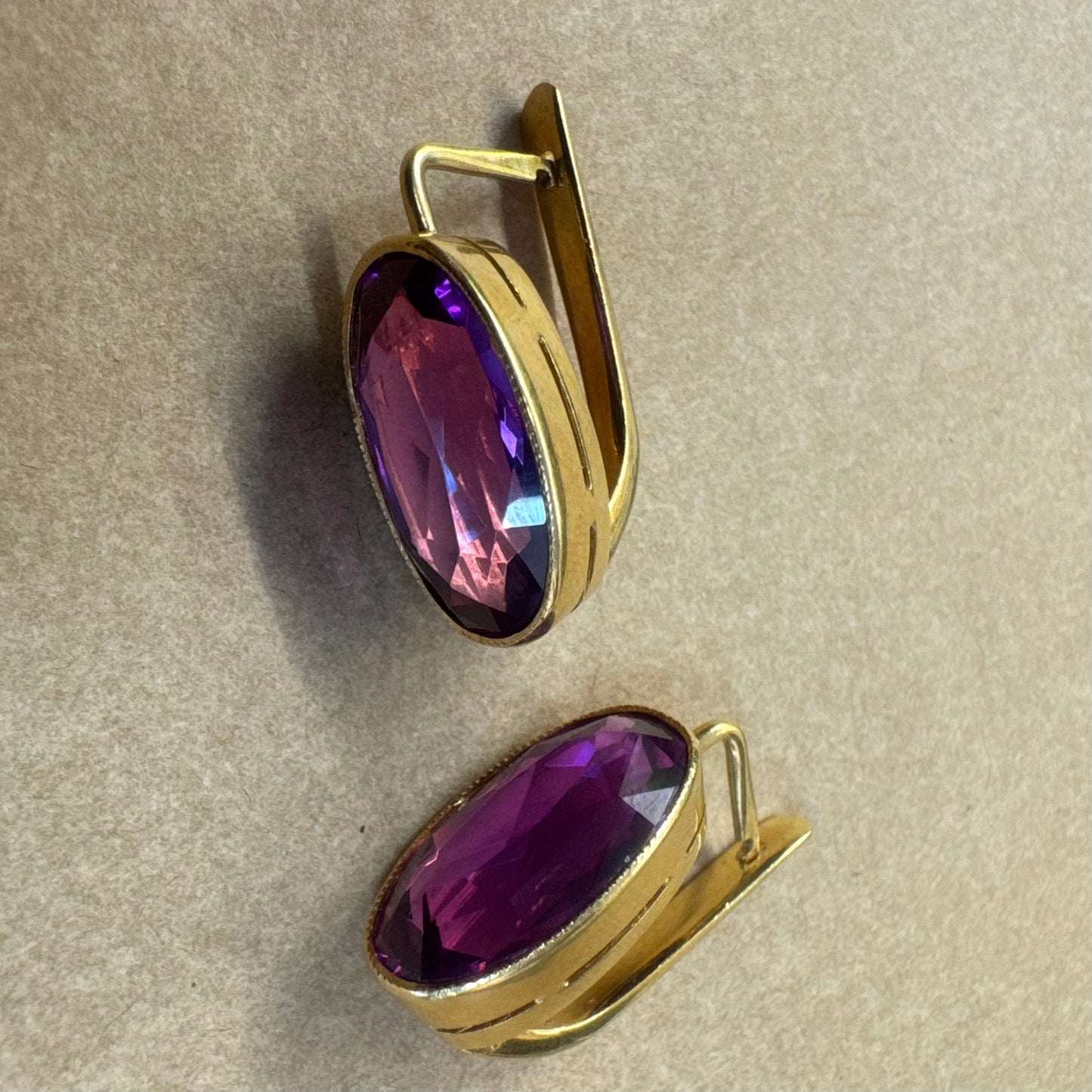 18K gold short drop earrings set with a deep oval-cut Amethyst