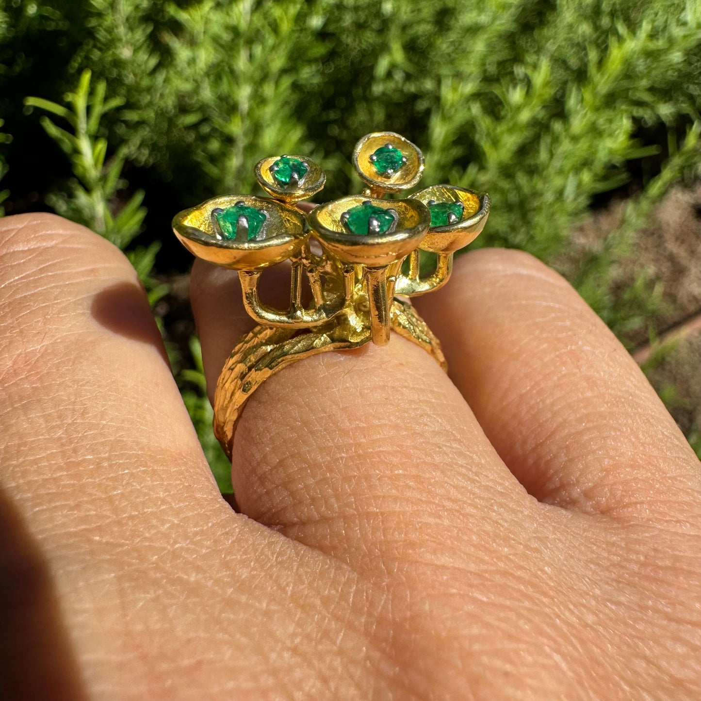 18K gold ring set with Emerald