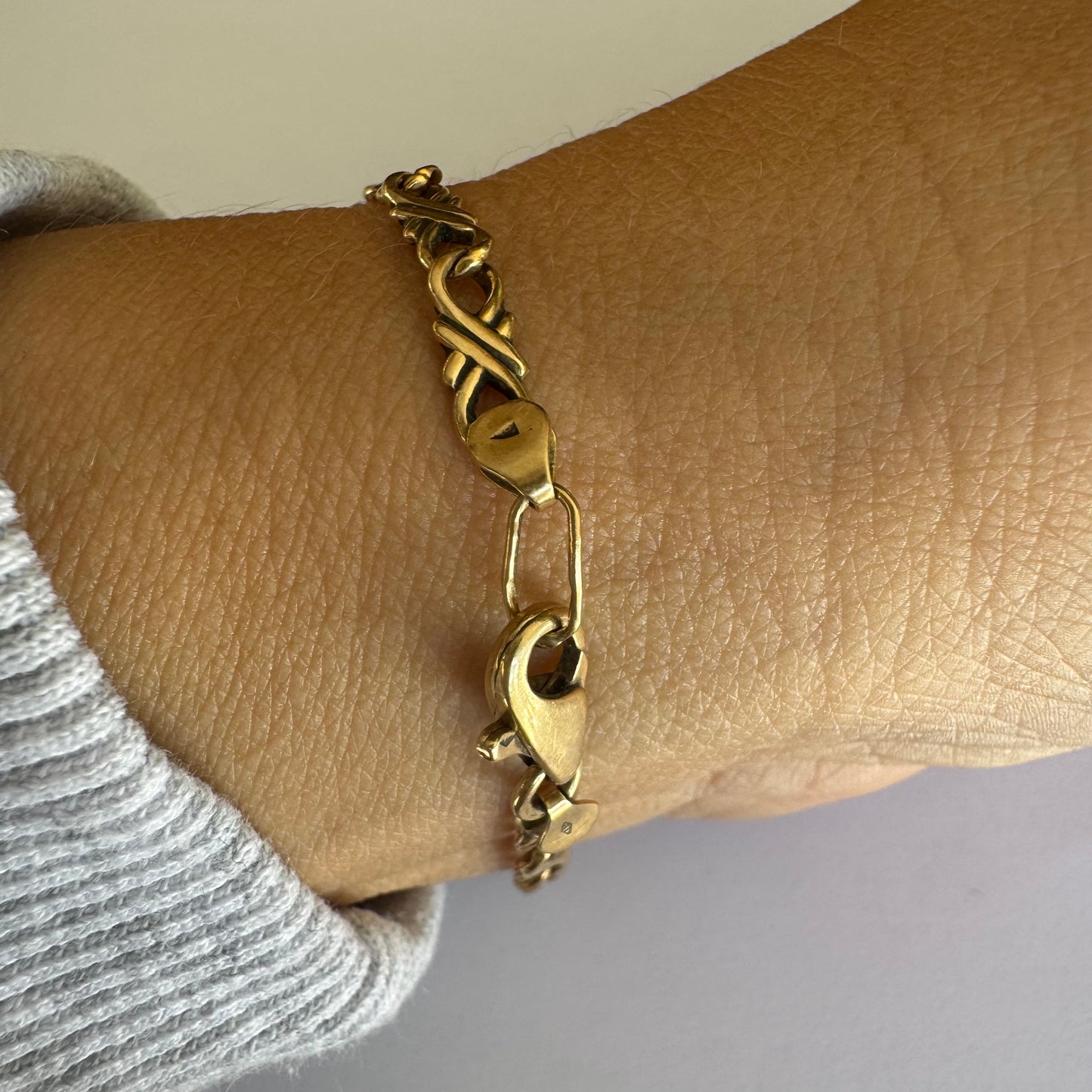 צמיד זהב 14 קראט, בעיצוב חוליות עדין ומסולסל.