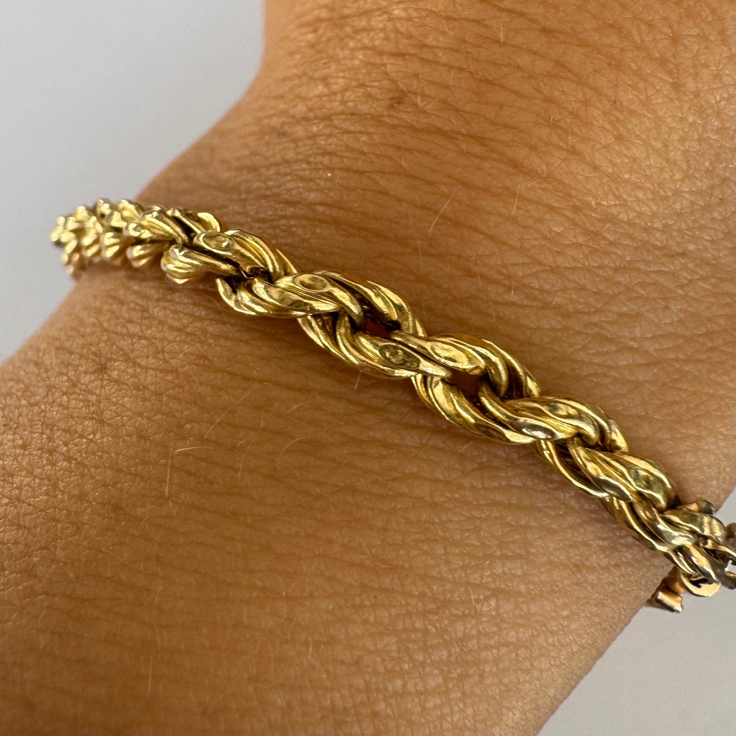 צמיד זהב צהוב 14 קראט בעיצוב שזירה עשיר ומלא נוכחות. 