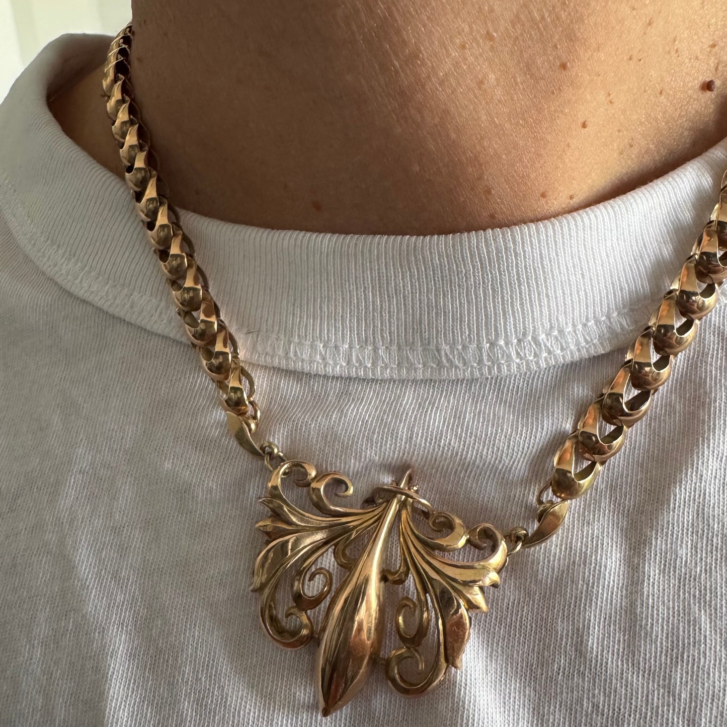 שרשרת זהב 14 קראט בעלת עיטור פלר דה ליס (Fleur-de-lis) אמנותי, המעוצב בקווים מעוגלים של עלי שושן בסגנון אר נובו.