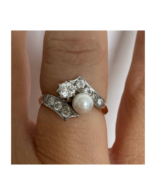 18K gold ring set with a Pearl and Diamonds