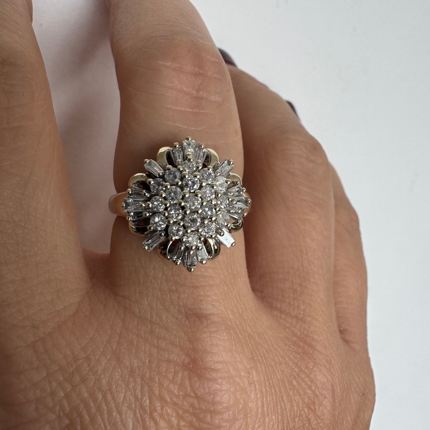 טבעת זהב צהוב 10 קראט משובצת יהלומים בעיצוב פרח מרשים.