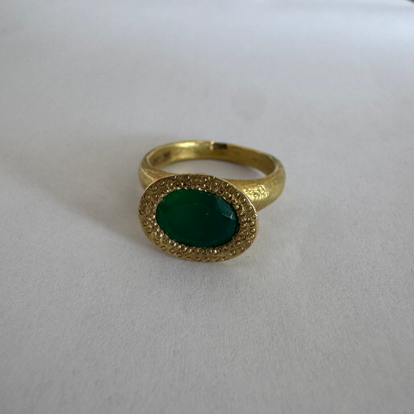 טבעת זהב צהוב 18 קראט משובצת אבן כריסופרס בגוון ירוק עמוק ומהפנט.